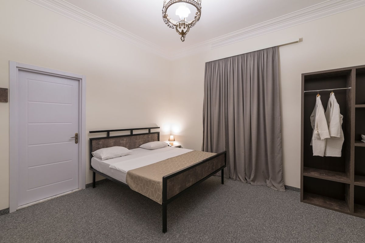 Minibar, desk, soundproofing, iron/ironing board