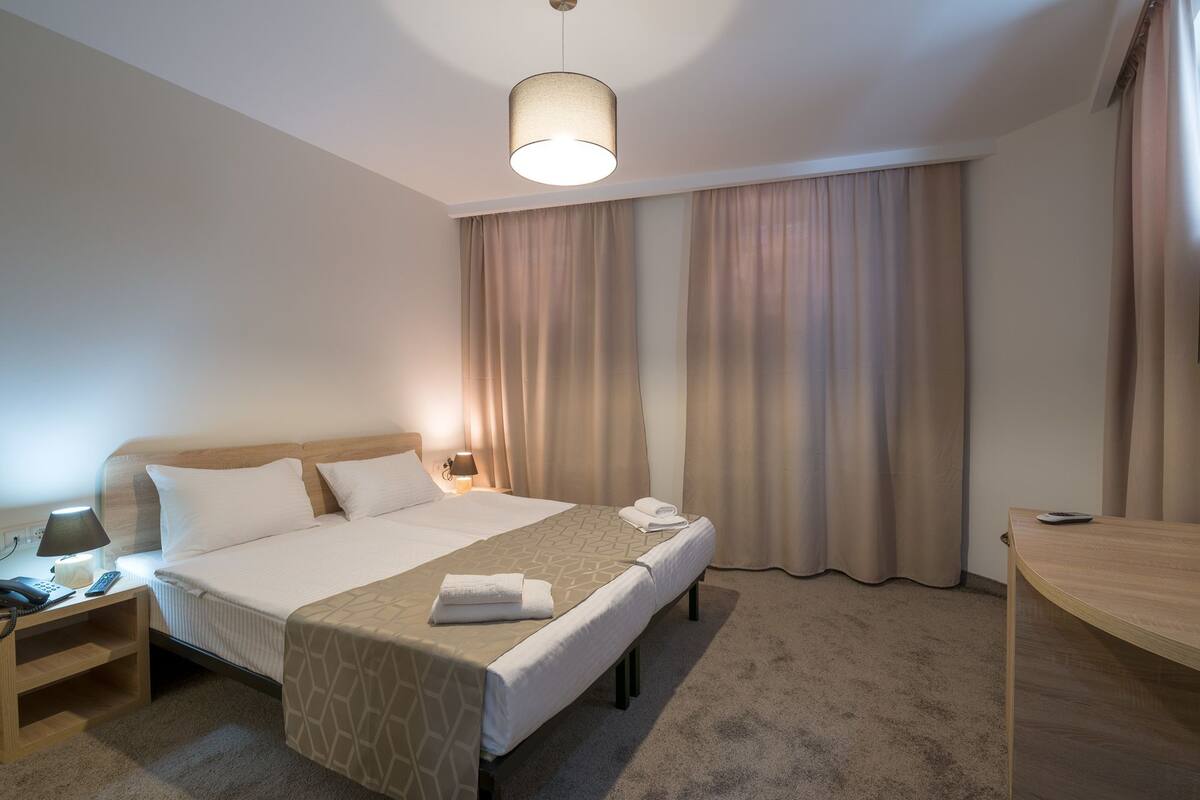 1 quarto, frigobar, escrivaninha, quartos à prova de som