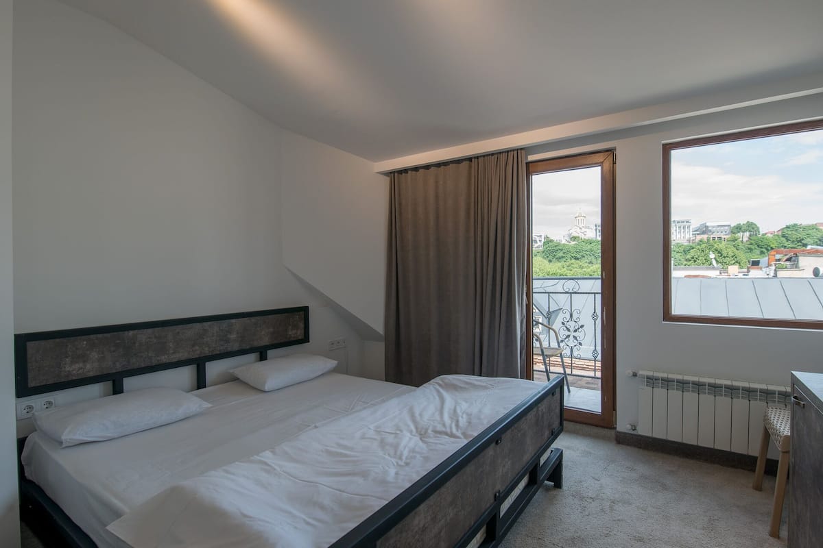 Quarto casal básico, 1 cama King, vista para a cidade | 1 quarto, frigobar, escrivaninha, quartos à prova de som