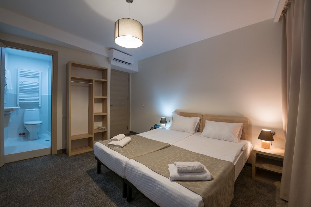 1 quarto, frigobar, escrivaninha, quartos à prova de som
