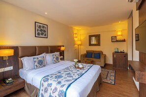 خزنة داخل الغرفة ومكتب ومساحة عمل للكمبيوتر المحمول ومكواة/لوح كي