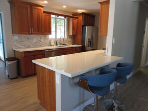 Fridge, microwave, oven, stovetop - Convenient comfort Next to Old Town Scottsdale Dining Bars Baseball Shops Golf  (Scottsdale)