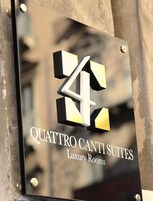 Señal para Quattro Canali Suites, que indica que es un alojamiento de lujo.