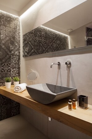 Suite Lune de Miel, balcon, vue ville | Salle de bain | Ensemble douche/baignoire, articles de toilette gratuits, chaussons