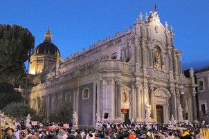 Un grande edificio storico con una cupola imponente e una facciata riccamente decorata.