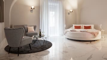 Suite de luna de miel, balcón, vista a la ciudad | Ropa de cama de alta calidad y caja de seguridad en la habitación