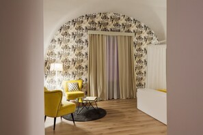 小型套房, 城市景观 | 起居区 | 平板电视