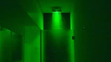 Una stanza con una bocchetta o un condizionatore illuminato di verde.