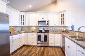 Fridge, microwave, oven, stovetop - Gorgeous Ocean View Twinhome w/AC! (Encinitas)