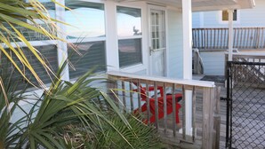 Terrace/patio - This adorable cottage is DIRECTLY ON THE BEACH-RARE FIND! (Panama City)