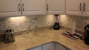 Private kitchen - This adorable cottage is DIRECTLY ON THE BEACH-RARE FIND! (Panama City)