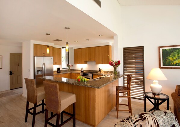 Réfrigérateur, four à micro-ondes, un four, surface de cuisson