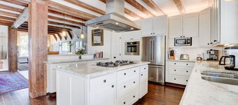 Storybook Beach House 2 blocks from the Beach or Mission Bay with Pool & Hot tub