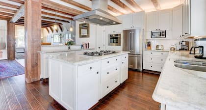 Storybook Beach House 2 blocks from the Beach or Mission Bay with Pool & Hot tub