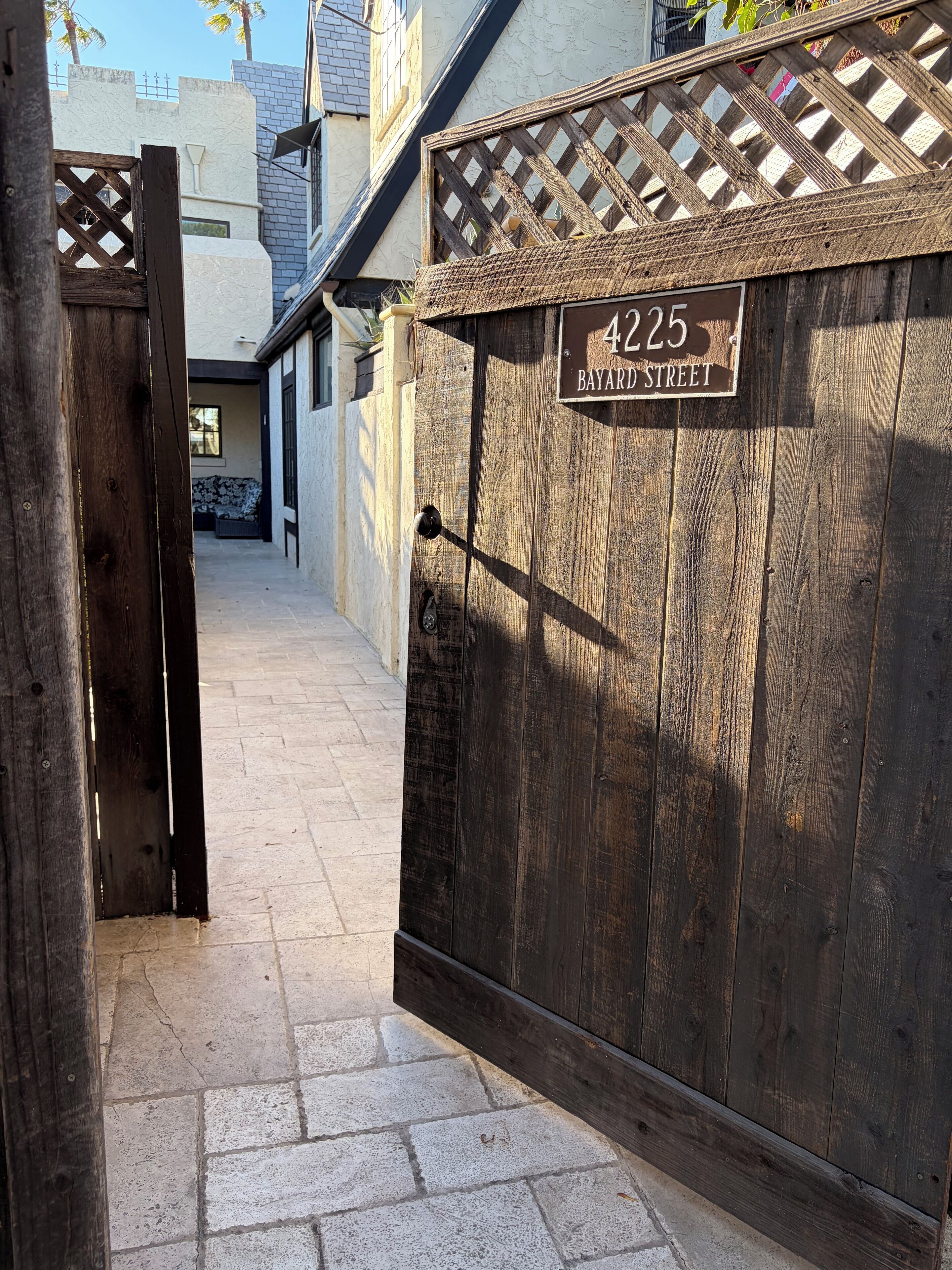 Una puerta de madera con un letrero que dice '4225 Bayard Street'.