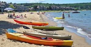 En la playa, camastros y toallas de playa