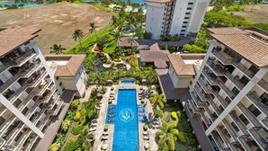 Un hôtel doté d’une piscine centrale, de nombreux balcons et offrant une vue sur l’océan.