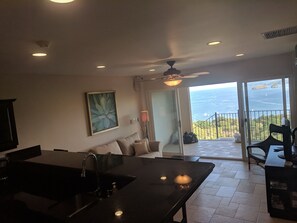 TV, DVD-spiller, bøker og musikkbibliotek