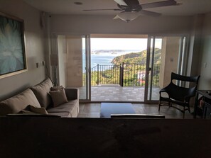 TV, DVD-spiller, bøker og musikkbibliotek