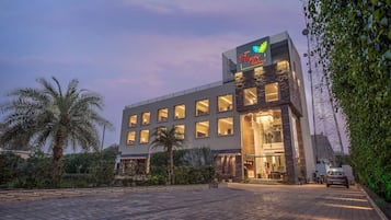 Mặt tiền nơi lưu trú - ban đêm