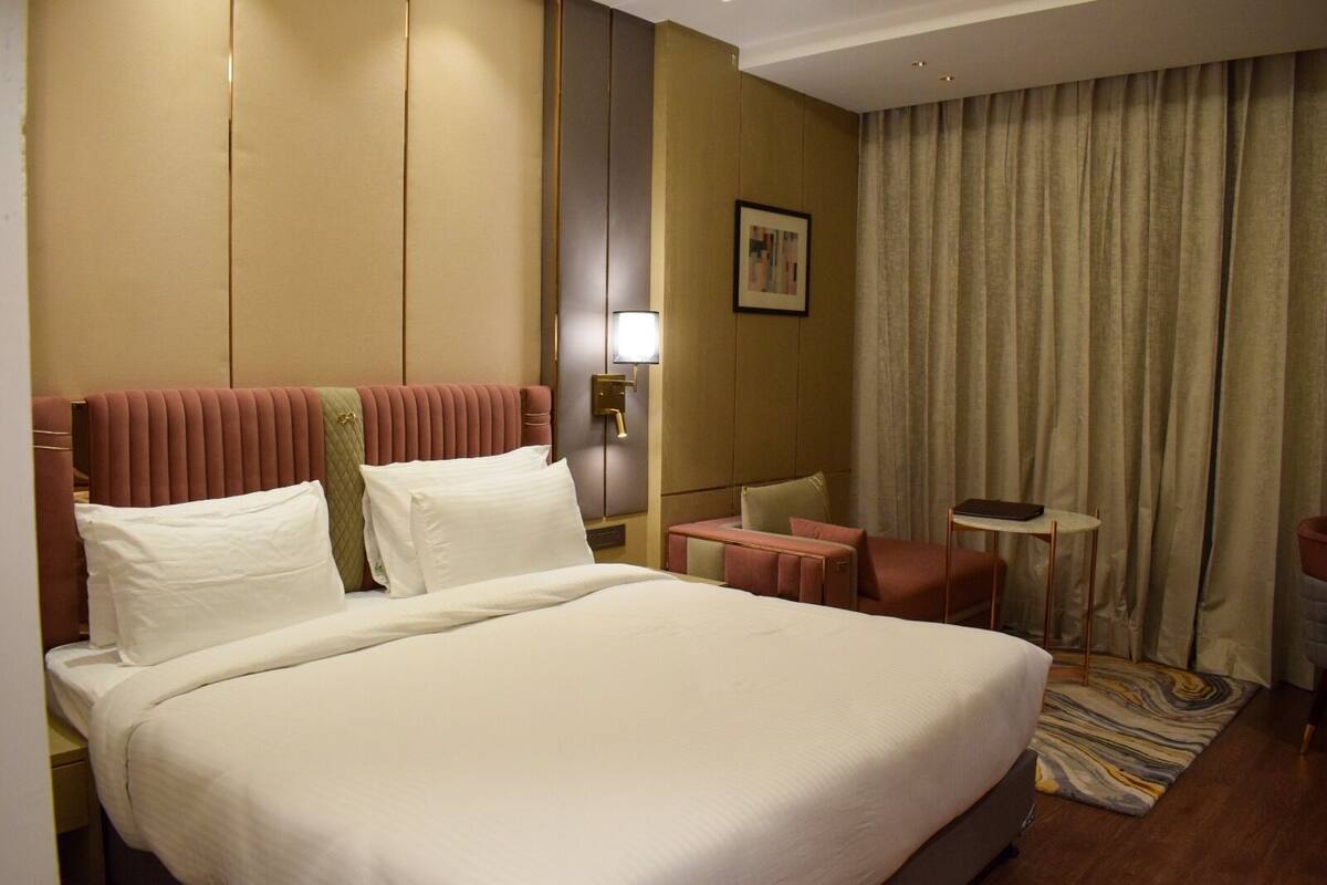 Super premium Room | 1 غرفة نوم وميني بار ومكتب ومكواة/لوح كي