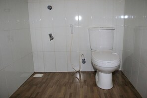 Shower, free toiletries, hair dryer, towels - Sanemro Villa (Dambulla)