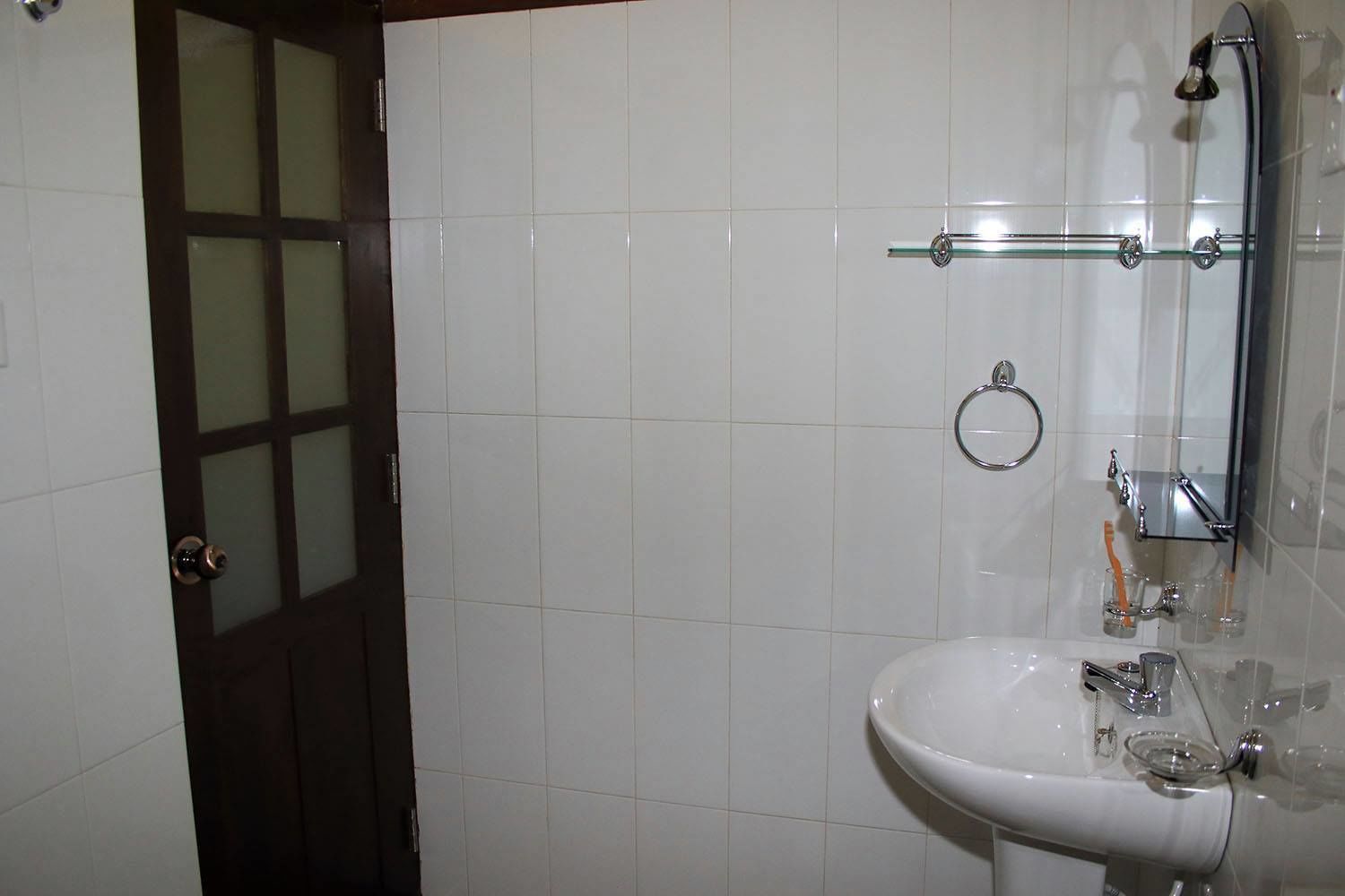 Bathroom sink