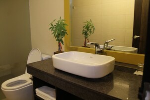 Ducha, artículos de tocador gratuitos, pantuflas, bidet