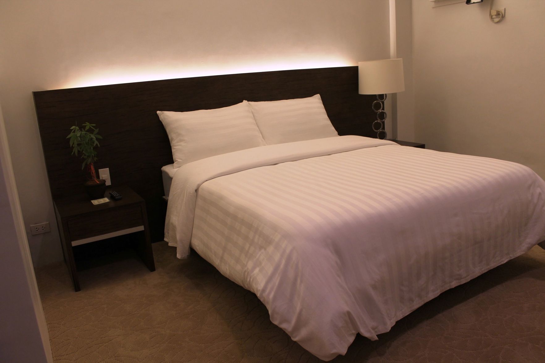 Schreibtisch, schallisolierte Zimmer, Bügeleisen/Bügelbrett