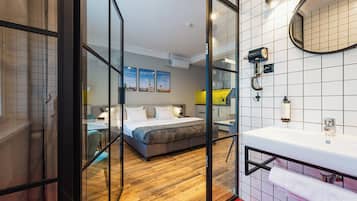 Superior Studio Suite, 1 Bedroom, Kitchenette, City View | Bathroom