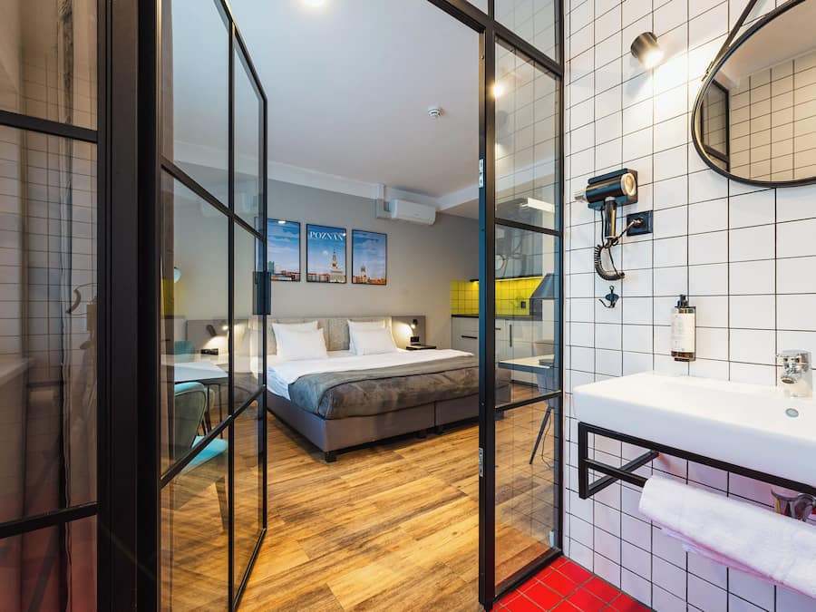 Suite estudio superior, 1 habitación, cocina básica, vistas a la ciudad | Baño | Ducha y cabezal de ducha tipo lluvia