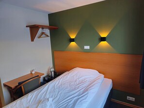 Single Room | Meja, Wi-fi percuma