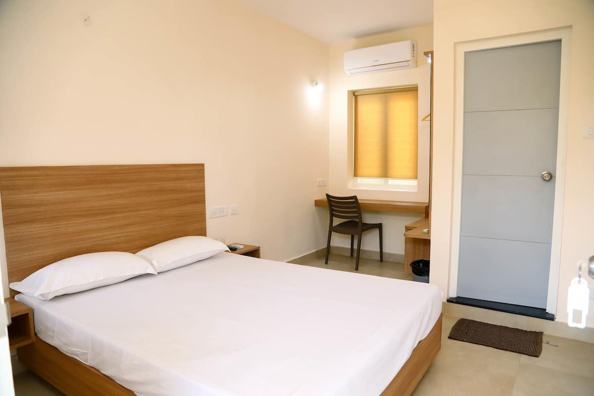 Habitación estándar, 1 cama Queen size | Escritorio y tabla de planchar con plancha