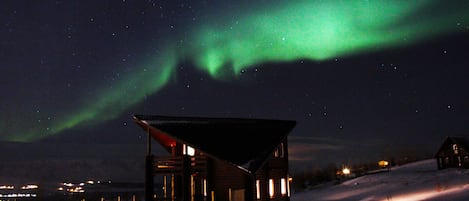 Boendets fasad - kväll/natt