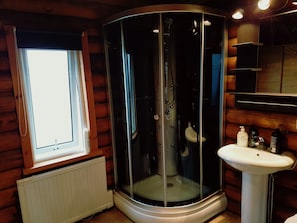 Cabaña | Baño | Regadera, secadora de cabello, toallas