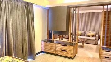 Una sala moderna con un mueble de madera, un sofá y un televisor.