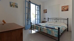 Premium bedding, memory-foam beds, desk, laptop workspace - Maistrali (Karpathos)