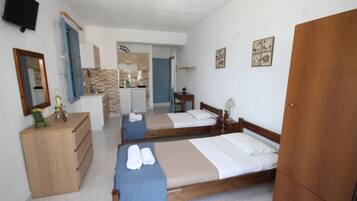 Ylelliset vuodevaatteet, memory foam -patjalliset sängyt, työpöytä