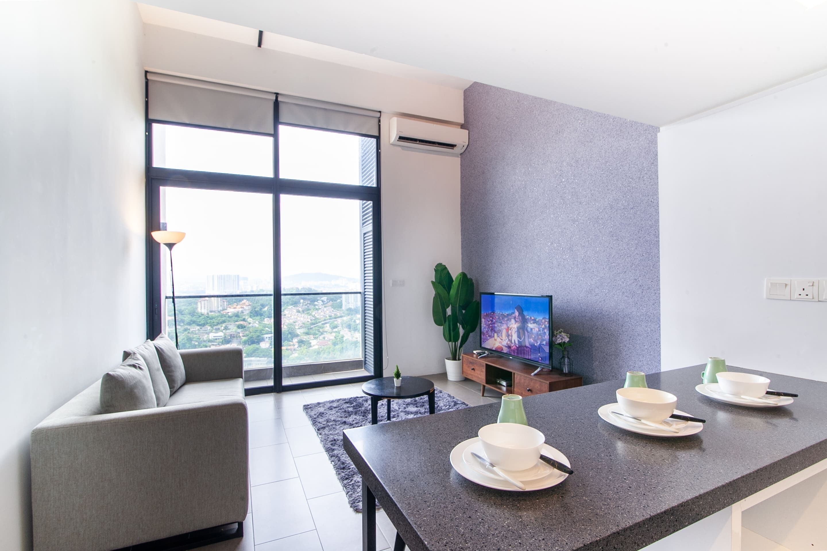 City Studio Suite, 1 King Bed, Balcony | Dining