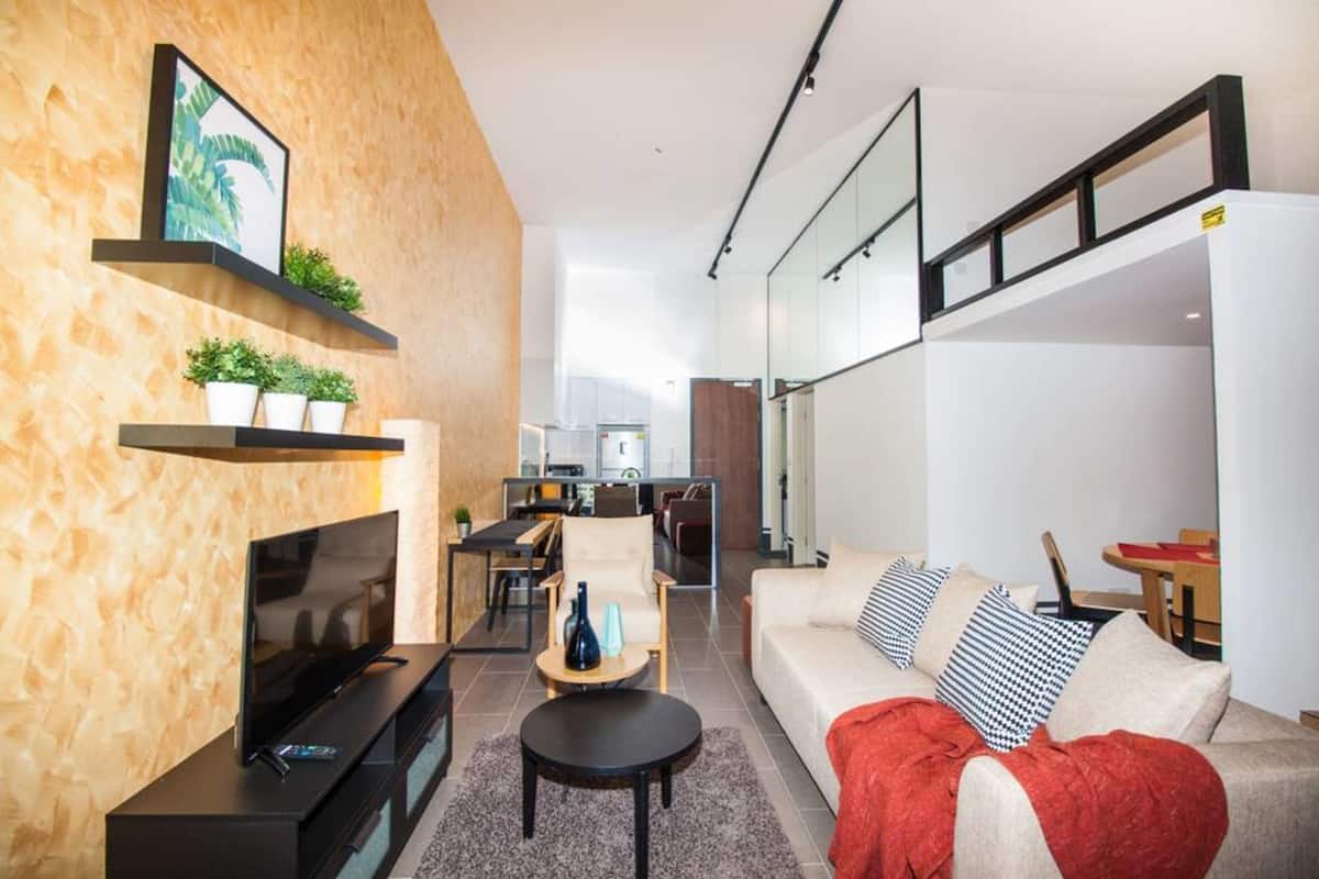 Premier maisonnette, 3 slaapkamers, keuken, uitzicht op stad | Woonkamer | Een lcd-televisie en een tafeltennistafel