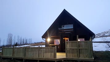 Fachada da propriedade à noite