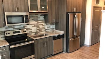 Room | Private kitchen | Full-size fridge, microwave, oven, stovetop
