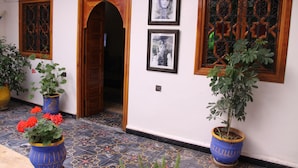 Concierge desk - Riad Porte Des 5 Jardins (Marrakech)