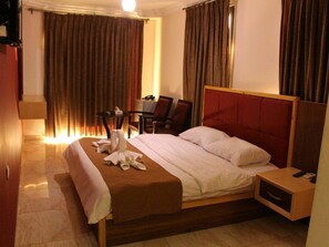 Chambre Double (Fifth Floor) | Bureau, espace de travail pour ordinateur portable, rideaux occultants