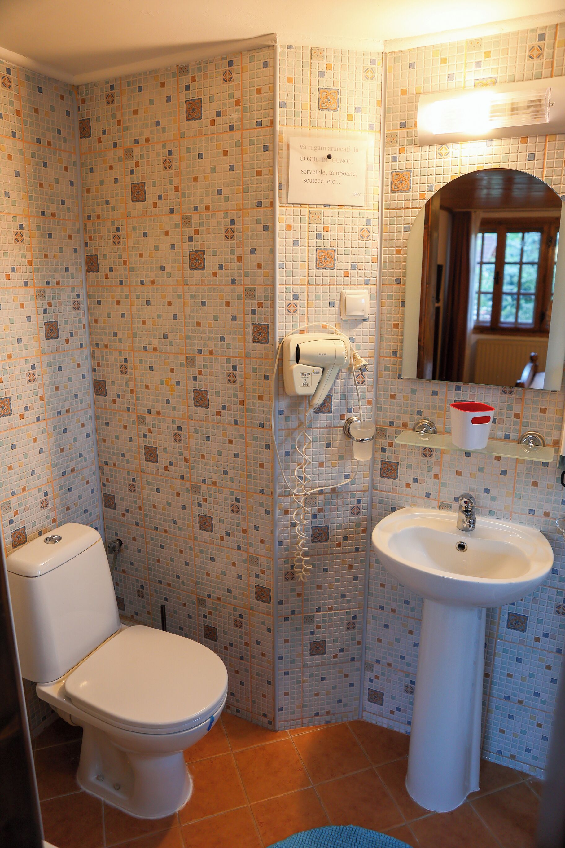 Un baño con inodoro, lavamanos y ducha.