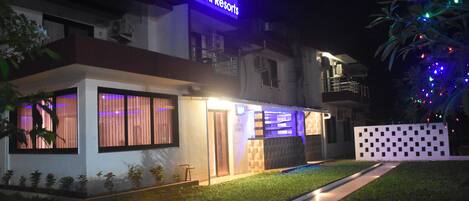Un edificio moderno con un letrero que dice 'GII Athi Resorts'.