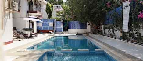 Piscina externa, funciona das 7h às 23h, espreguiçadeiras