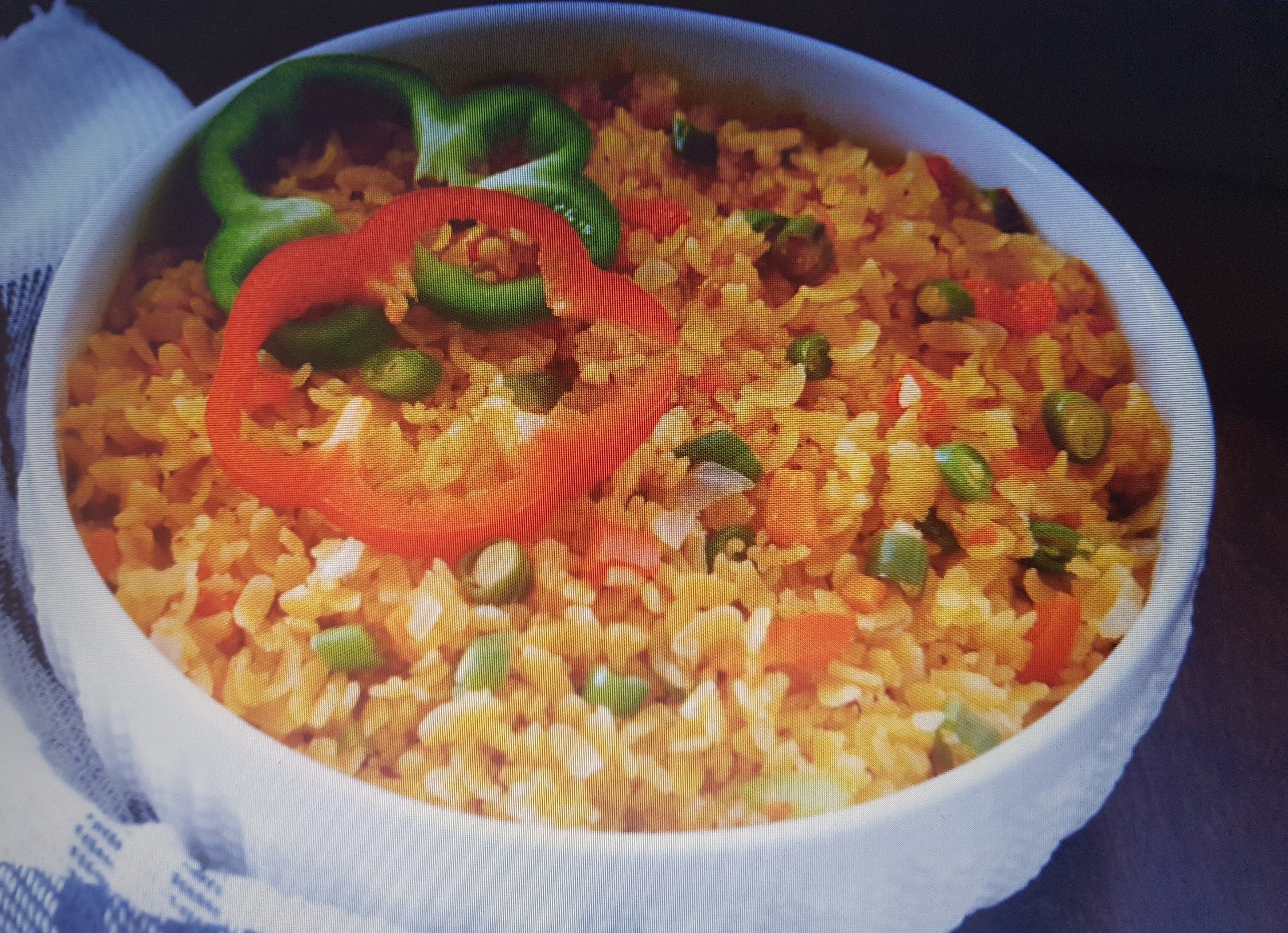 Uma tigela de arroz com legumes.