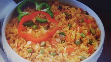 Uma tigela de arroz com legumes.