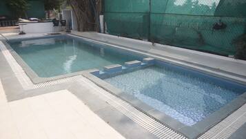 Piscine extérieure, chaises longues